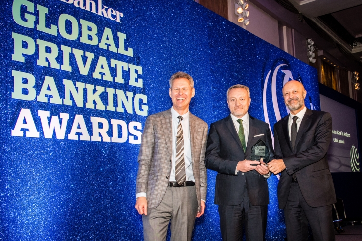 L'editor en cap de la publicació PWM, Yuri Bender; el director de Comunicació Corporativa, Màrqueting i Transformació Digital Clients de Crèdit Andorrà, Joan Ramon Mas; i el director de l'àrea de Negoci Bancari Andorra de Crèdit Andorrà, Martí Alfonso, en el lliurament de premis aquest  dimecres a Londres.